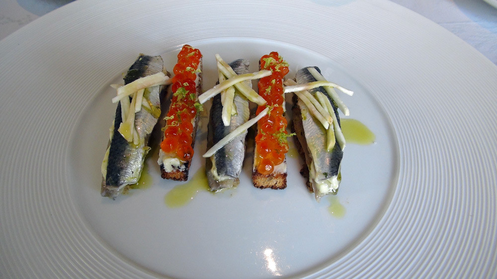 Sardines marinées, crème de citron, sel de champignons et tartines d’œufs de saumon