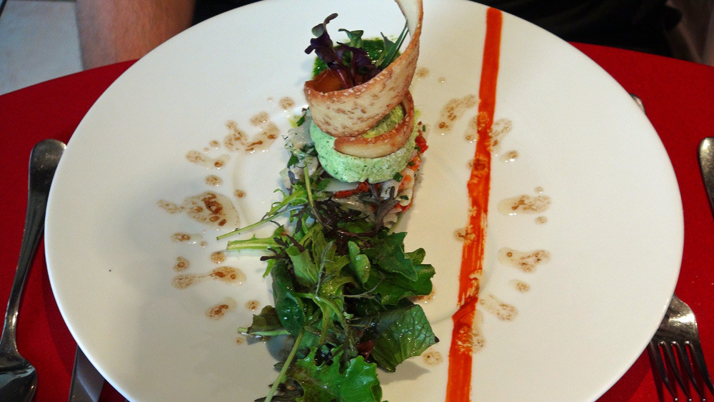 Fraicheur de cabillaud aux fines herbes, tomates confites, mousse de roquette, méli-mélo de jeunes pousses
