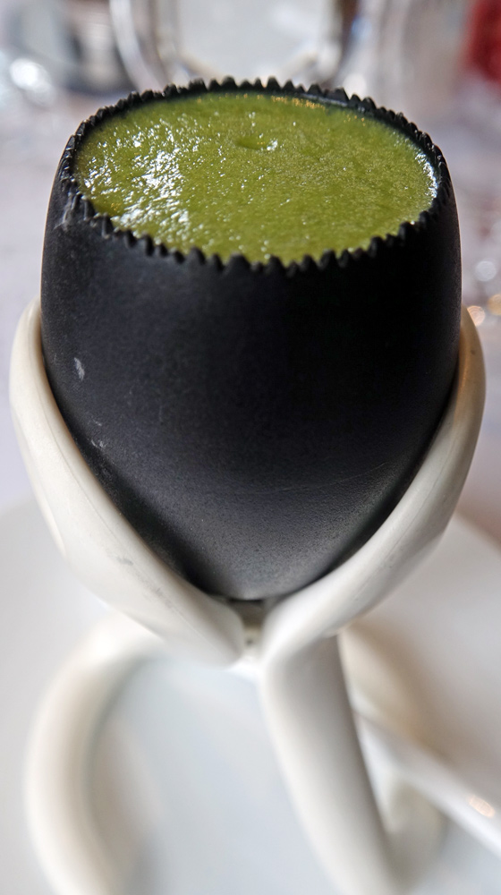 Patience : Jaune d'œuf, moutarde à l'estragon, dés d'asperge blanche et émulsion d'asperge verte
