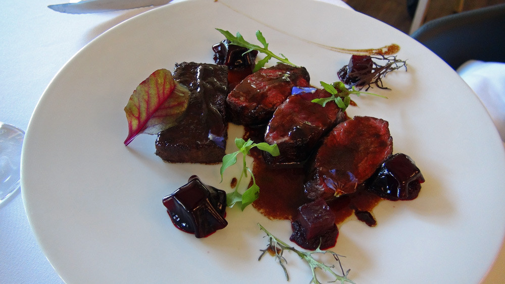 Déclinaison de bœuf : onglet wagyu de Burgos, joue confite, sauce au vin rouge et betterave relevée à l'anchois