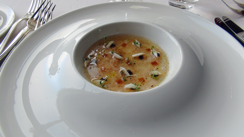 Langoustine de nos côtes en carpaccio, consommé au citron feuille