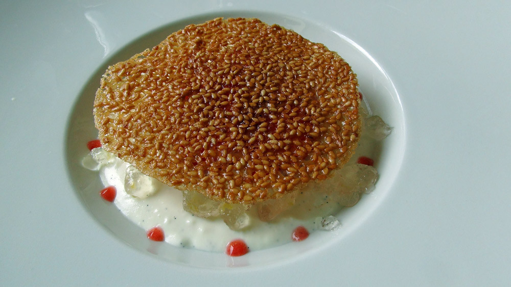 Blanc manger de fraises gariguettes de Plougastel, gelée de citron jaune et croûtée de sésame