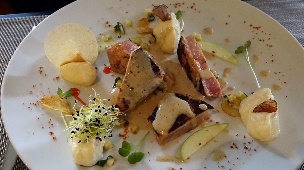 Espadon mariné aux épices Tandoori, mousseline de céleri et pomme Granny Smith, réduction à la vanille
