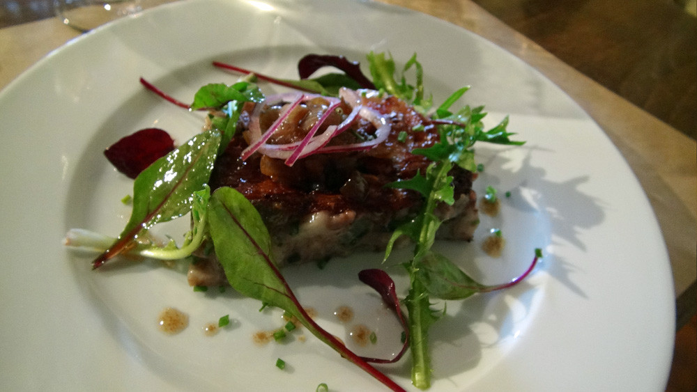 Tête de cochon à l'huile de noix, oignons caramélisés