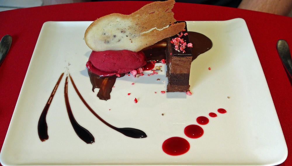Duo de chocolat (sic), croquant de pralin, crème glacée fruits rouges