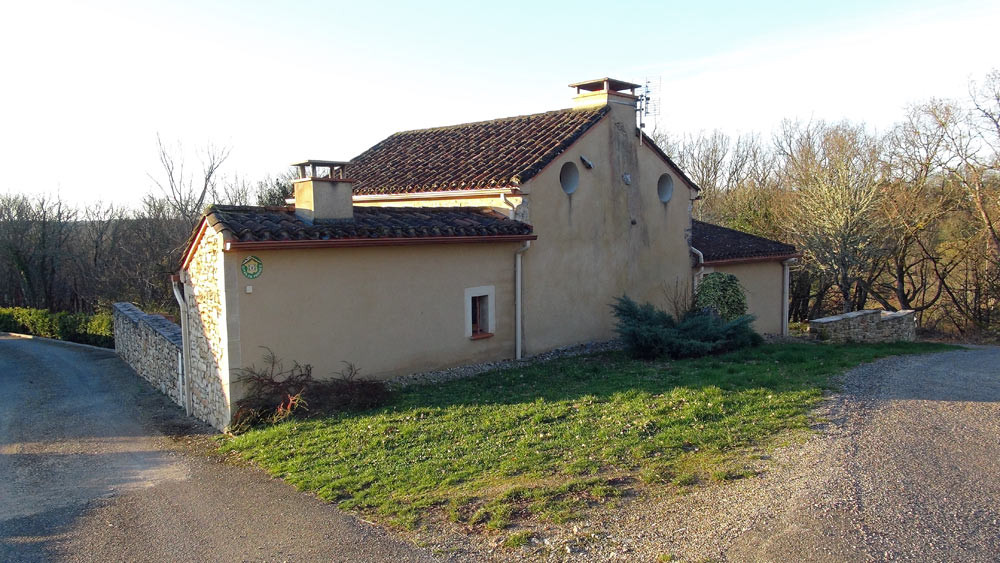 Le gîte vu de la petite route d'arrivée
