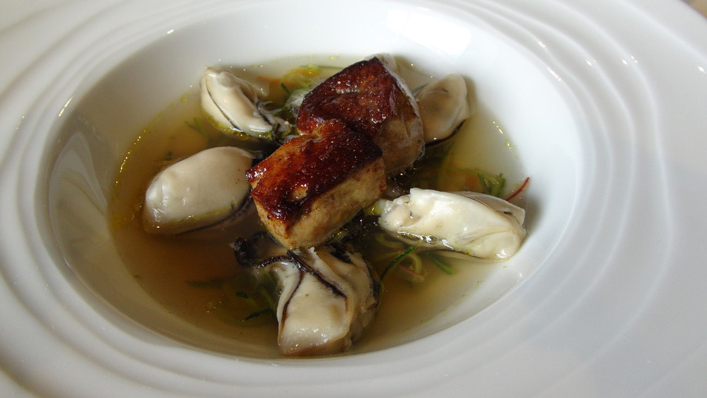 Huîtres tièdes, foie gras de canard, légumes croquants, bouillon de bœuf
