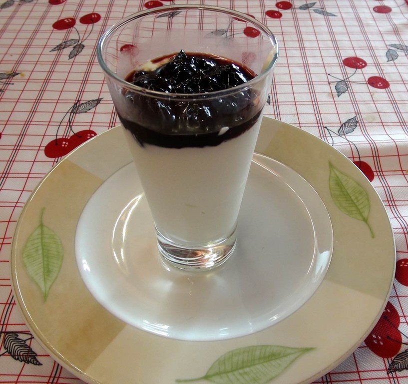 Verrine de fromage blanc à la confiture de cerises d'Itxassou