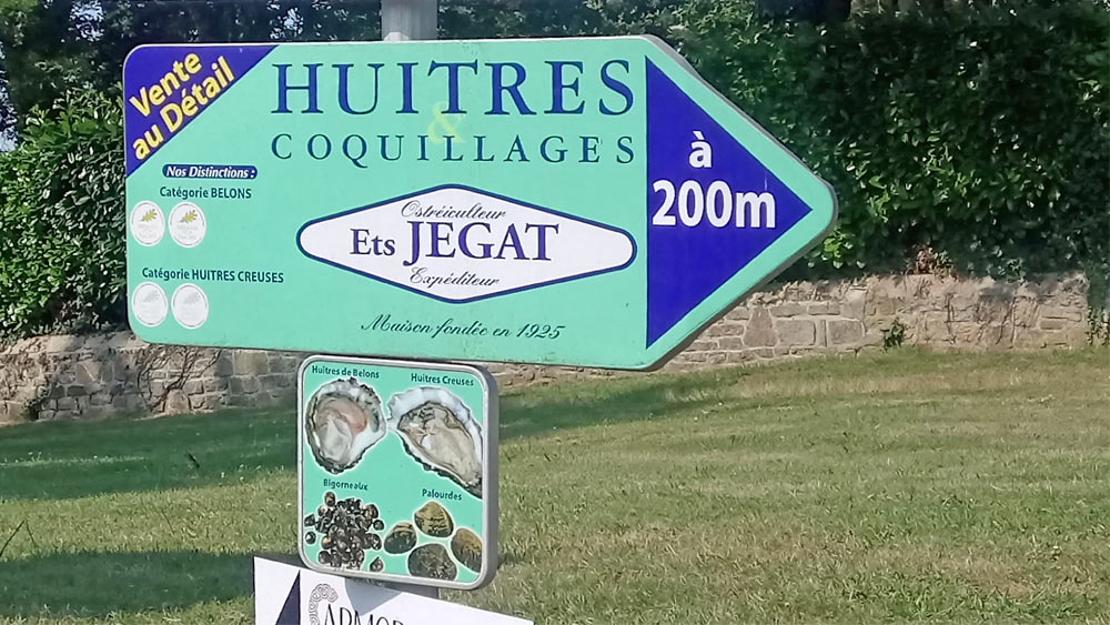 Le panneau publicitaire sur le rond point, sans indication de l'activité dégustation