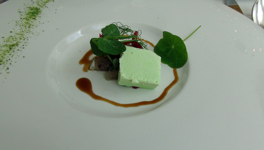 Tartare de maquereau, petit pois (sous forme d'un parallélépipède glacé) et vinaigrette au jus de poulet