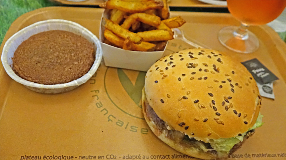 Le Burger Maxi Origin' (Émincé de bœuf, comté, tomates séchées, salade, sauce béarnaise) et le Fondant au chocolat