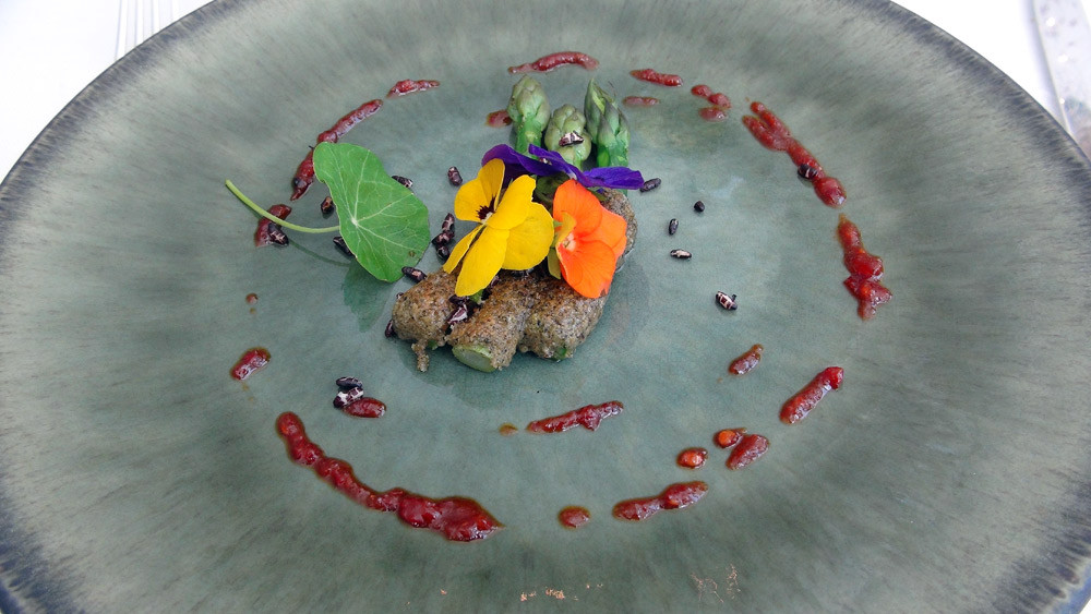 Asperges vertes, croûte de Parmesan, légumes frits, fleur de Pensée, vinaigrette pimentée