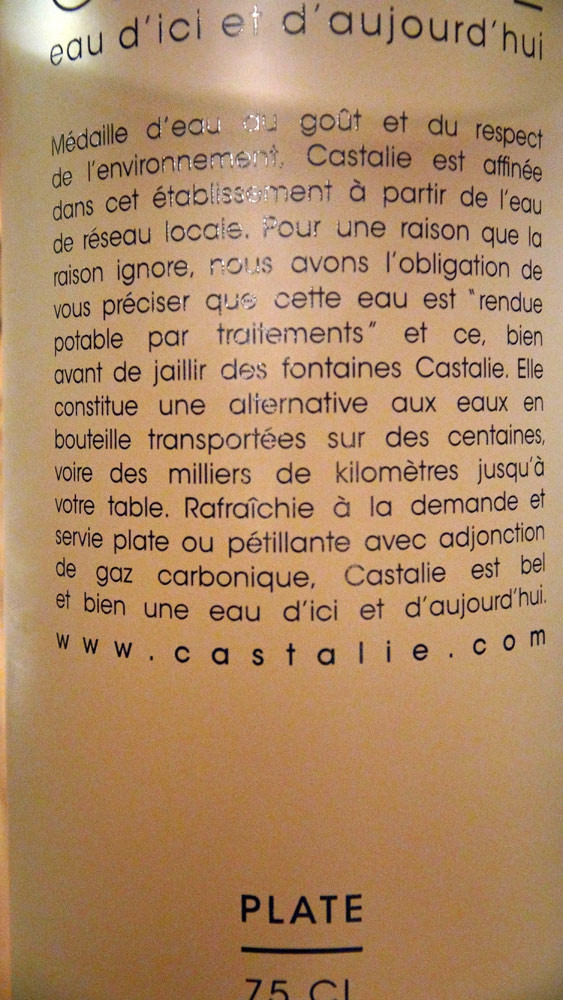 L'eau (gratuite) servie à table : une eau du robinet filtrée au moyen d'un procédé spécial