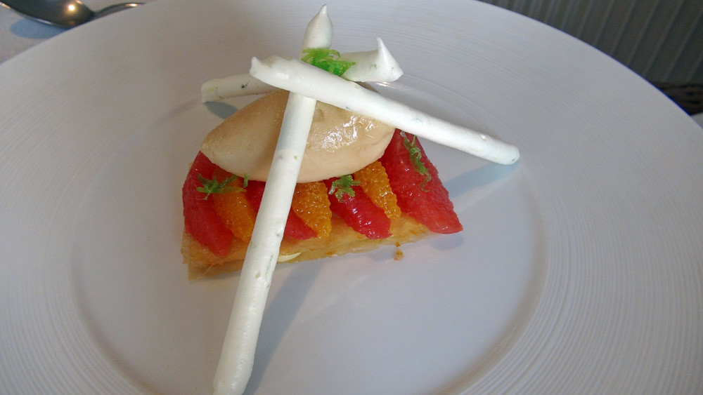 Tarte croustillante aux agrumes, meringue citron vert, sorbet thé
