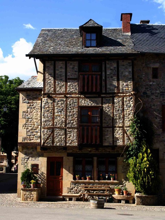 Sainte-Eulalie d'Olt, une maison à colombages