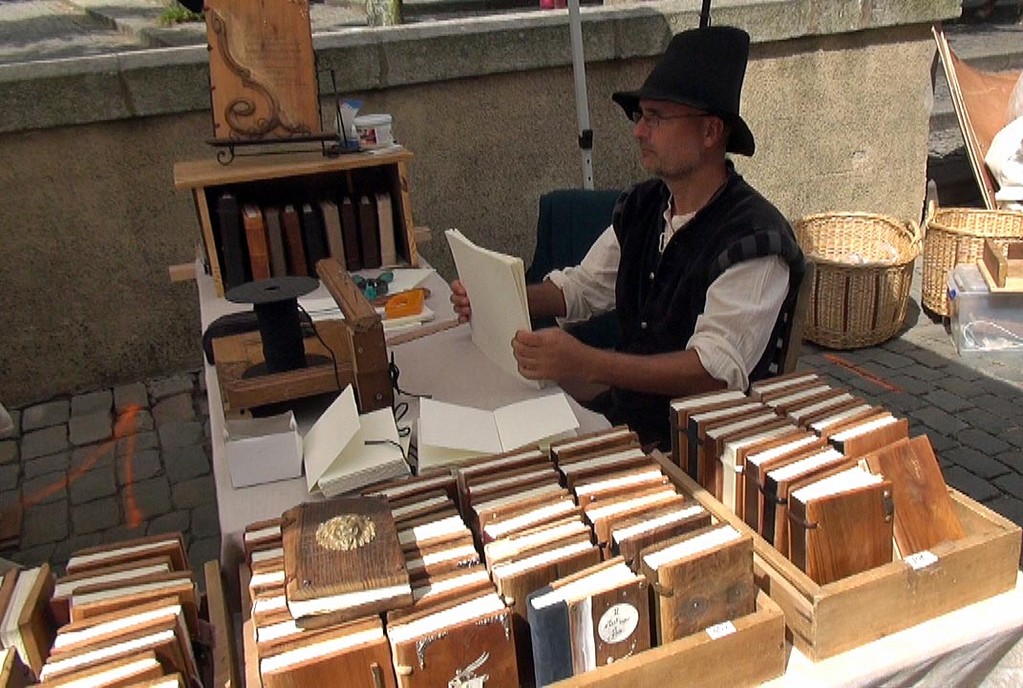 Un libraire reliant