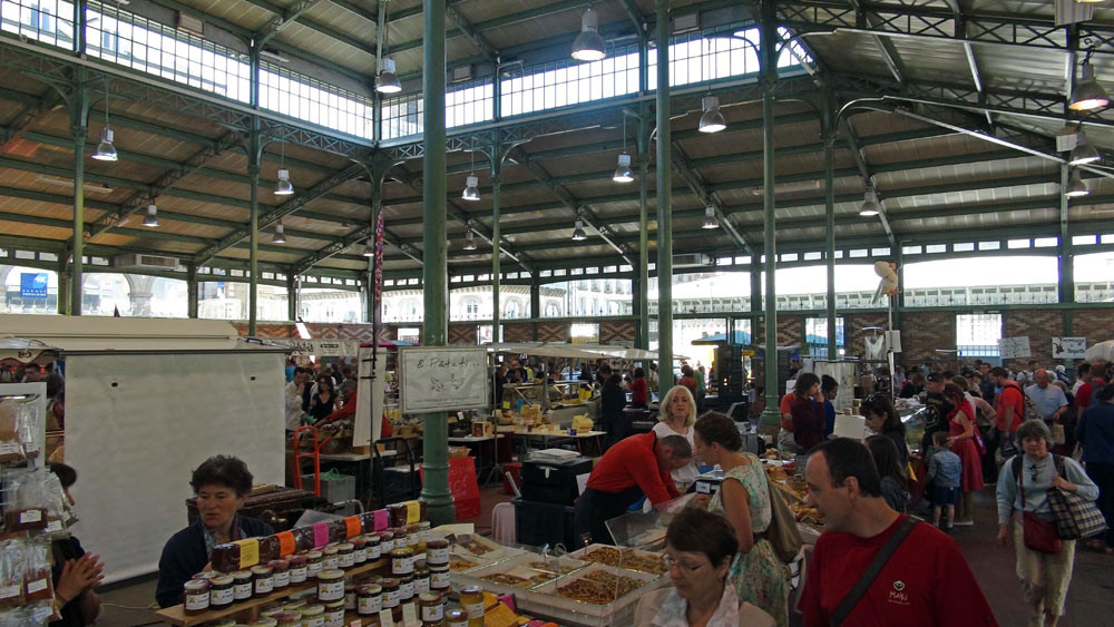 Vue de la halle des producteurs