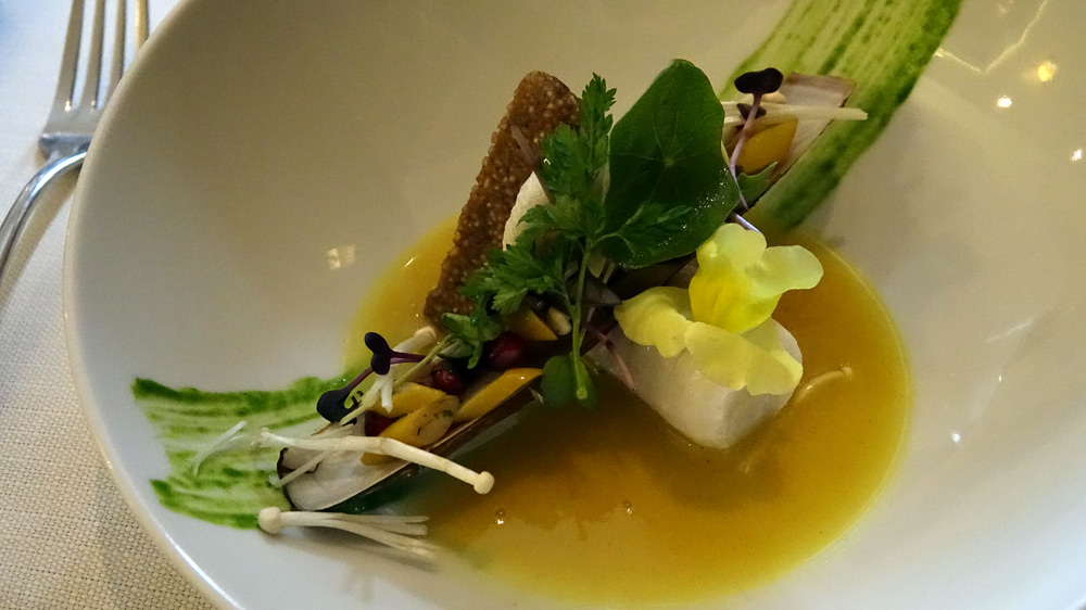 Saint-Pierre cuit à 45°C, écorce de Yuzu, couteaux à la grenade, quinoa au citron noir, des énokis