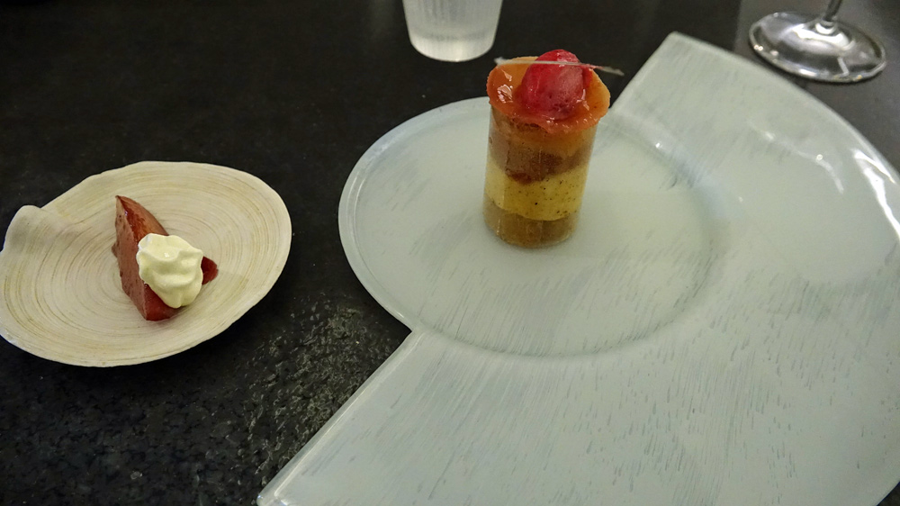 Tube de sucre aux épices douces, crémeux à la vanille, coing de 12 heures confit aux fleurs d'hibiscus