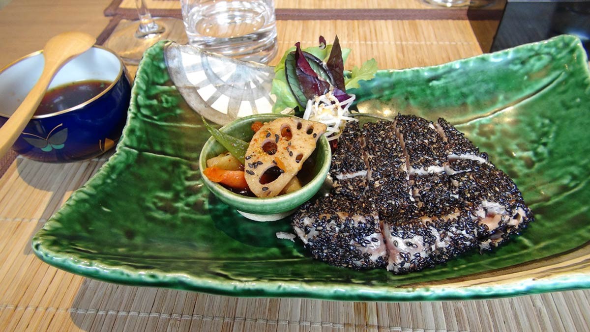 Maguro steaki (steak de thon au sésame noir, sauce wasabi) 