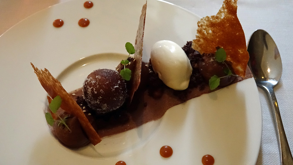 Chocolat Macaé "Valrhona", sésame torréfié-caramel, une pointe de fleur de sel