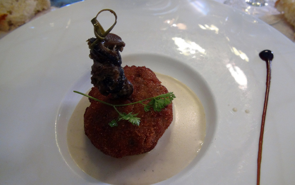 Le croustillant de caviar d'aubergine aux escargots "ferme de Massiac", crème d'ail