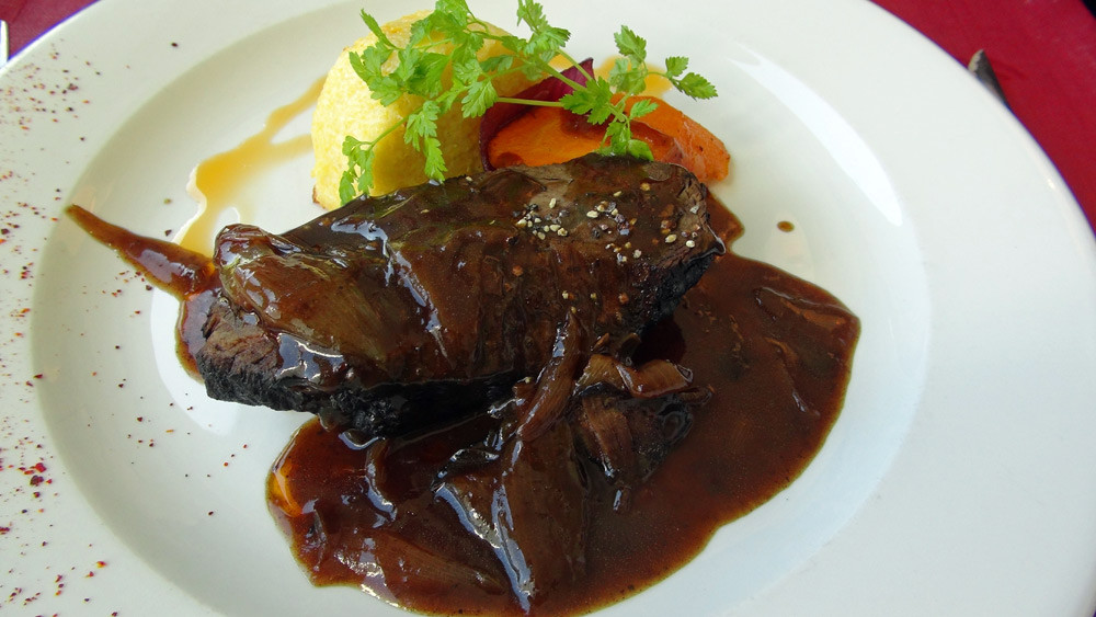 Paleron de boeuf en cuisson 7 heures et snacké au poivre, échalotes confites au balsamique, polenta
