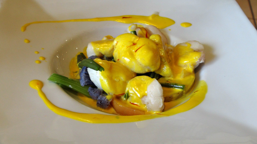 Blanquette de joue de raie parfumée au safran, farandole de petits légumes 