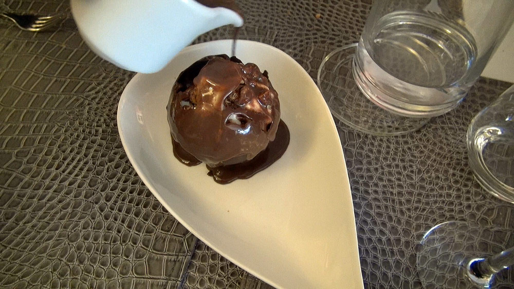Sphère au chocolat, façon after eight, sauce chocolat - pendant