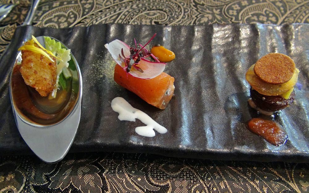 Amuse-bouche : Crevette - Saumon mariné & raifort - Confit de foie gras, cannelé et émincé de kaki