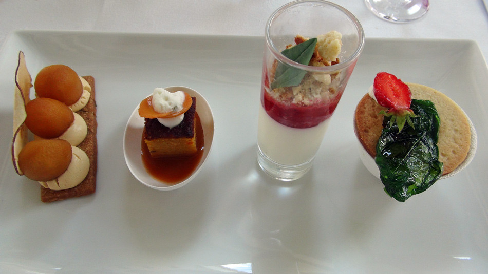 Sablé aux fraises gariguettes du Haut-Poitou, crémeux citron & pesto - Carotte cake de Jarnac en Champagne, jus de carotte et mousse d'aspérule odorante - Panacotta vanille aux fruits rouges et crumble de galette Charentaise - Sablé à l'angélique, pomme .