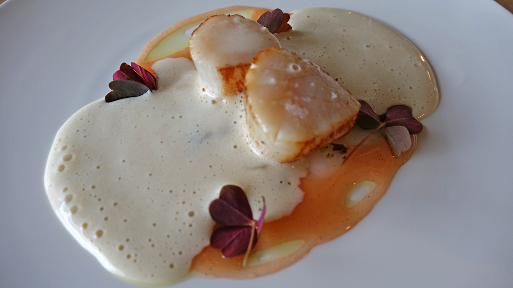 Saint-Jacques, jus de coings confits à la vanille, petits navets marinés aux algues, émulsion topinambour et Saint-Jacques