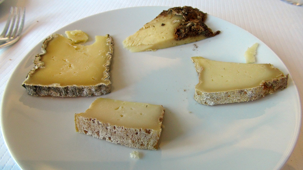 Les fromages choisis : Tomme de Brenac, Tomme des Raspes, Laguiole de 8 mois et Tome du Vézou,