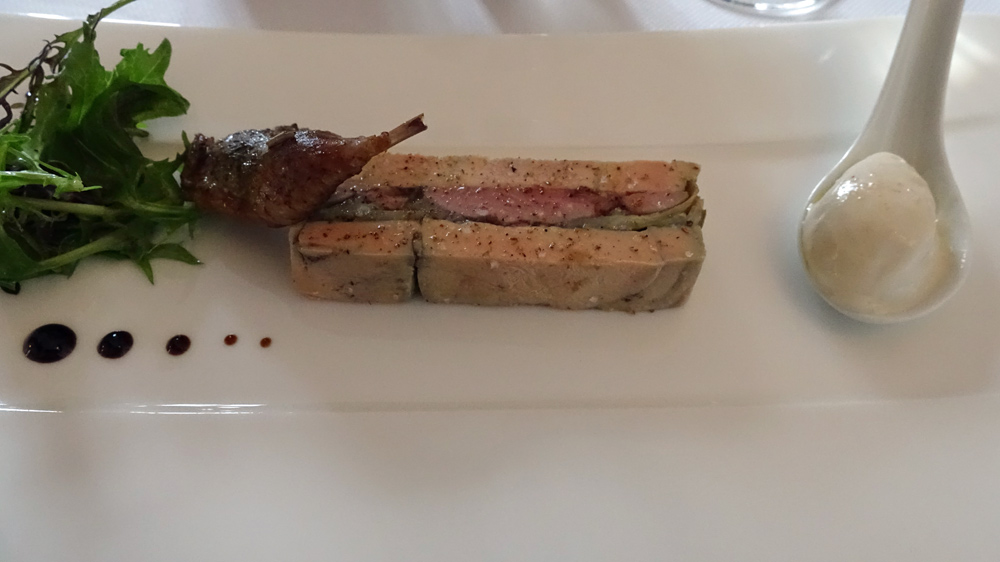 Pressé de foie gras (canard ?*) et de caille rôtie, artichaut et sorbet coco de Paimpol
