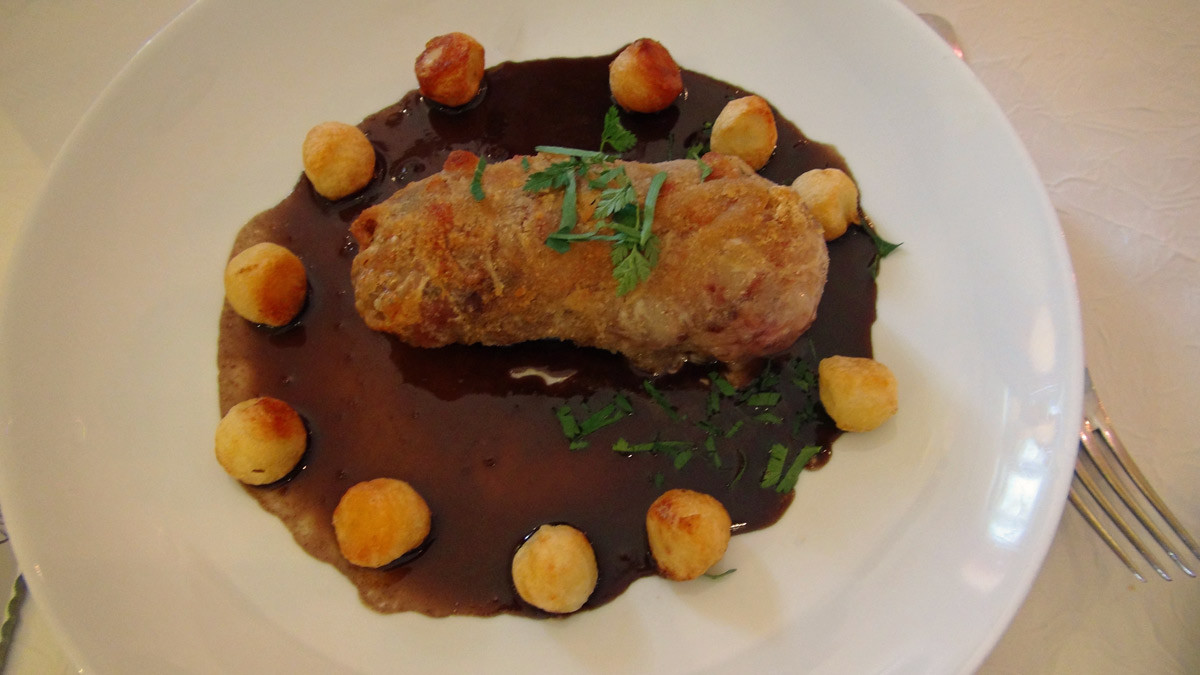Pied de cochon, sauce au boudin noir et pommes grenailles 