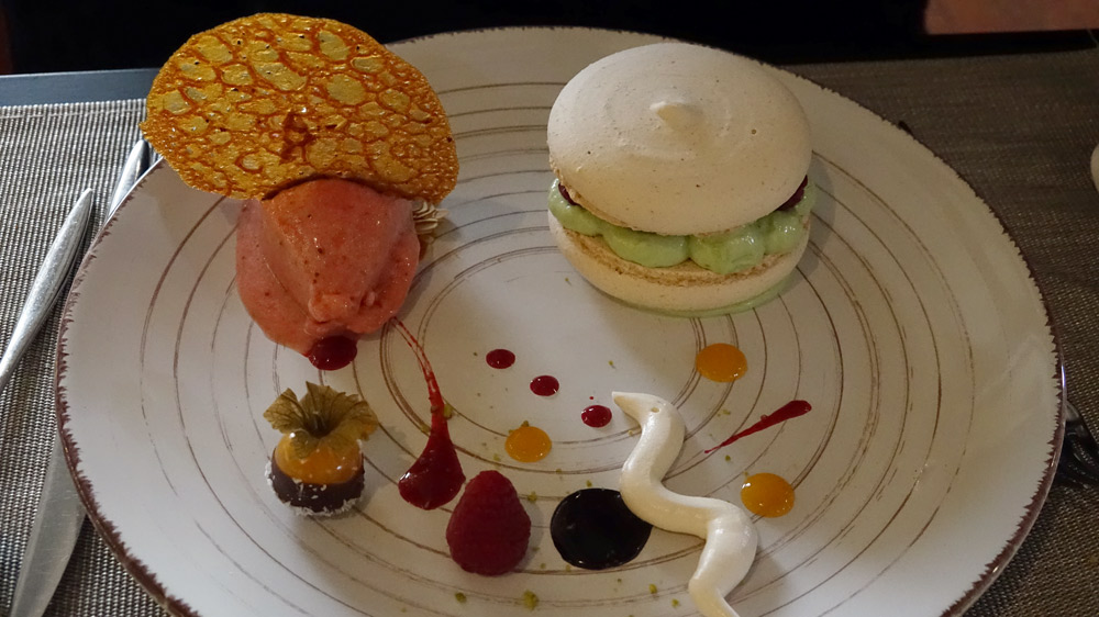 Macaron à la Pistache verte au cœur de confit de framboise et son sorbet citron vert