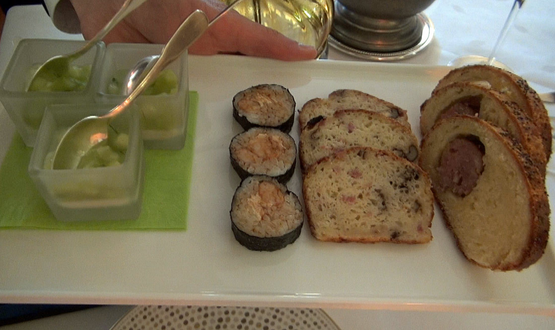 Amuse-bouche : Panacotta au concombre & chèvre frais - Maki aux crevettes - Cake aux noix et lardons - Saucisson en brioche