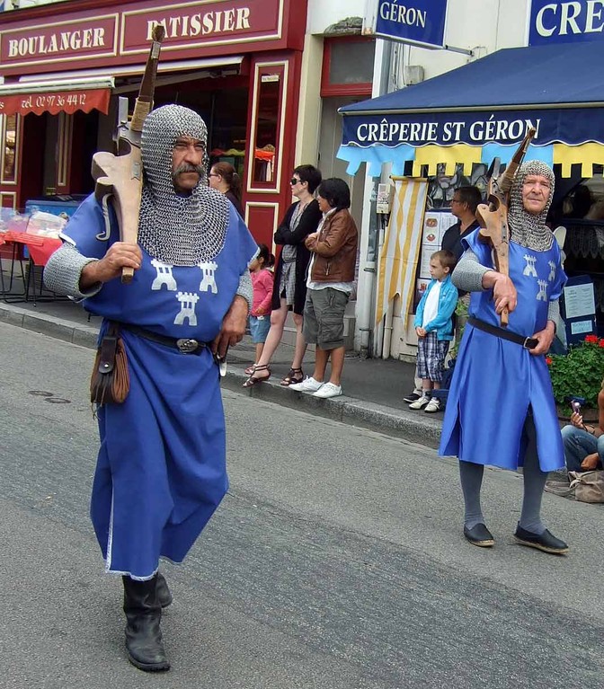 Seigneur Jehan et messir Pierre-Jean défilent rue Trottier - 28/07/12