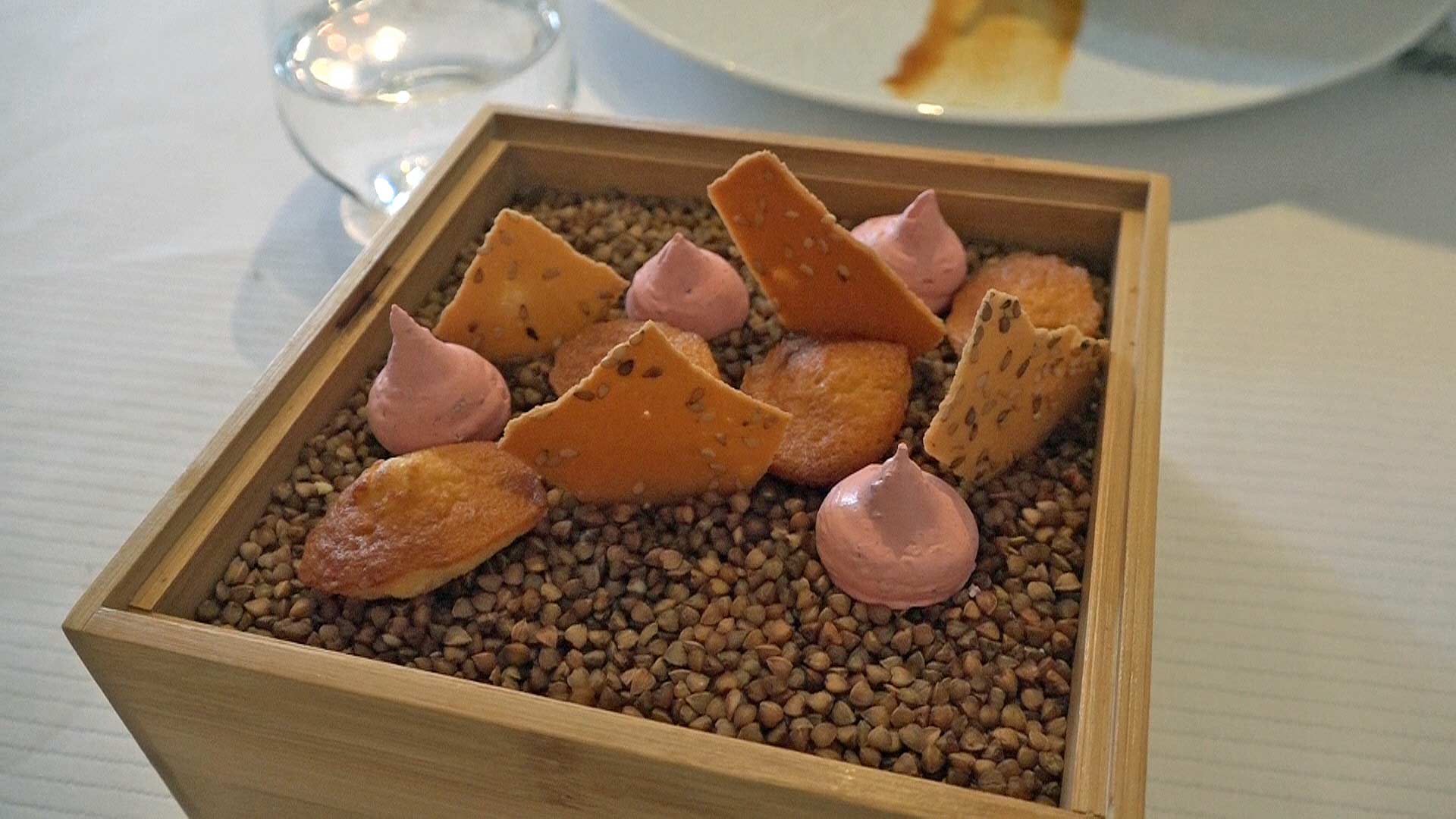 Mignardises : Meringue à l'hibiscus - Madeleine au miel - Tuile au sésame