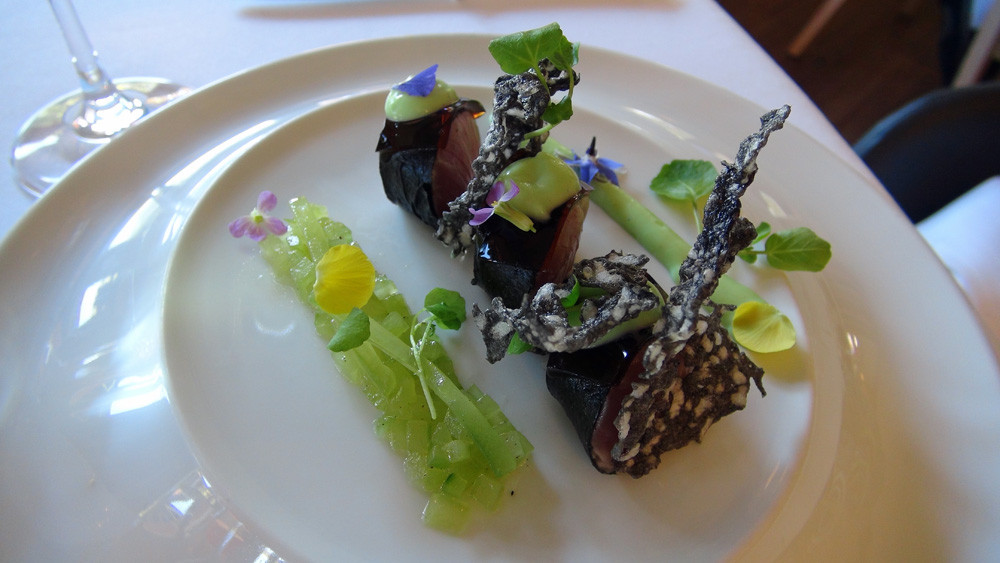 Bonite de Guéthary juste marinée dans une vinaigrette gingembre, gelée de soja, mayonnaise wasabi et concombre