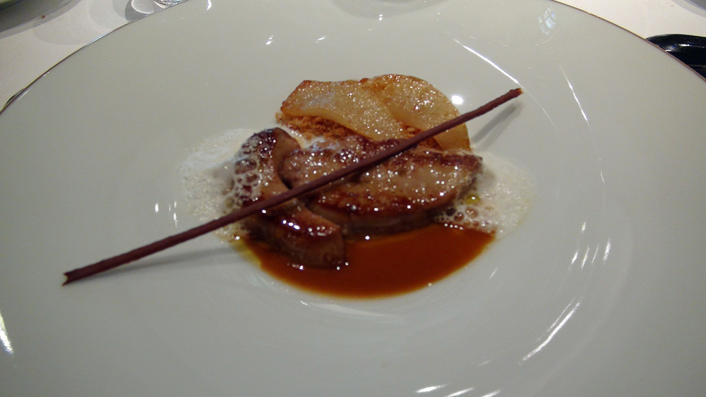 Foie gras de canard chaud, poire et réglisse, lait d'amandes demi-sel