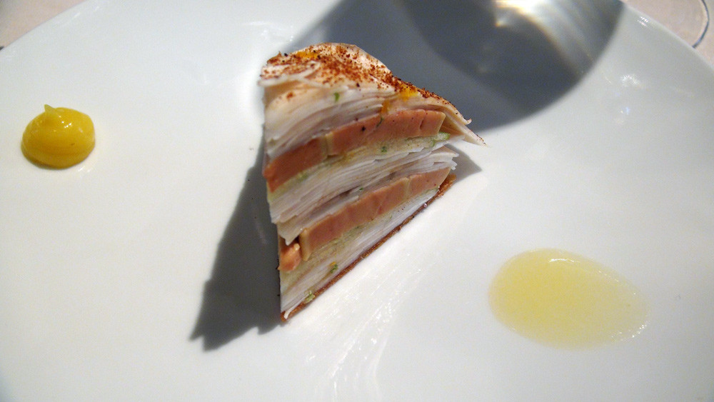 Millefeuille de champignons de Paris et foie gras mariné au verjus, copeaux de pommes vertes, huile de noisette, poudre de cèpes & purée de citron confit ...