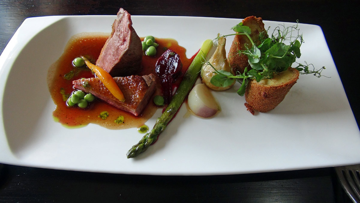 Filet de canette, crosnes, pomme "Maxime" en croquette