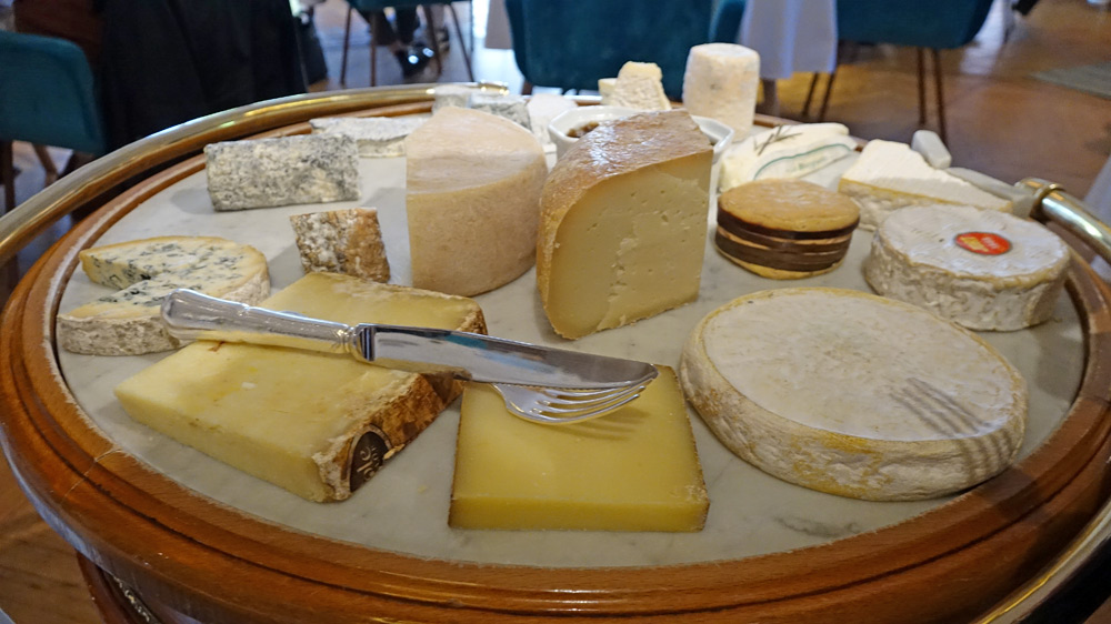 Le chariot de fromages : Fourme d'Ambert, Bleu de Laqueuille, Roquefort, Bouyguette, Charolais, Pouligny-Saint-Pierre, Valençay, Saint-Félix, Cathare, Sainte-Maure de Touraine, Chèvre cendré, Etoile, Pont l'Evêque, Livarot, Camembert de genre au lait cru 