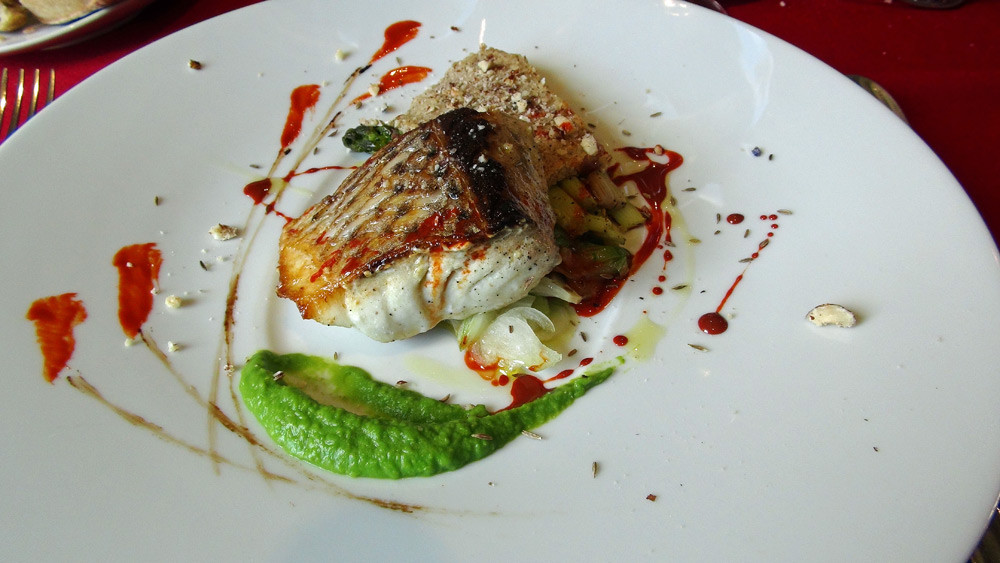Morceau de bar rayé, asperges vertes en croûte de noisettes, vinaigrette de jus de carottes au cumin