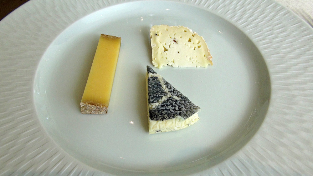 Assiette de 3 fromages : Comté de 12 mois d'affinage, Cathare et Gaperon