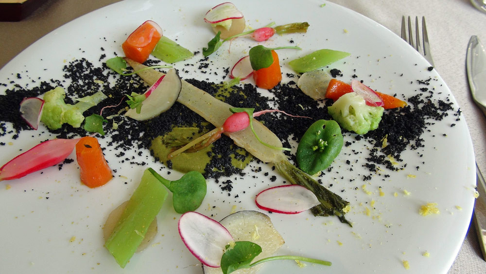 Légumes primeurs, crumble d'encre de seiche, légumes en provenance des "Jardins de Cocagne" 