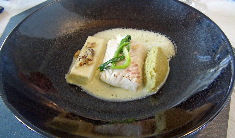 Sandre de Loire, poireau et tapenade d'anguille fumée à l'huile de noix