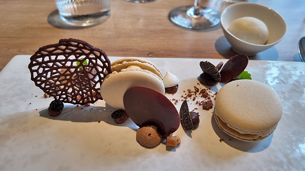 Macarons garnis ganache truffe & mousseline vanille/glace yaourt truffé