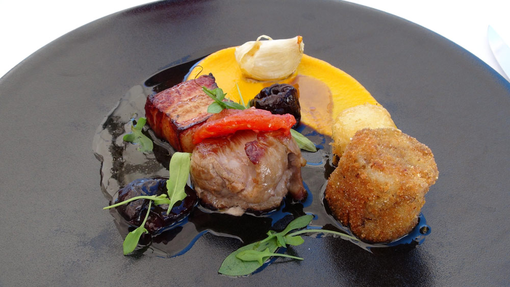 Le cochon Ibaïona, pruneaux confits au vin épicé, mousseline de carotte